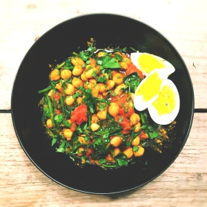 kikkererwten curry met spinazie en gekookt ei